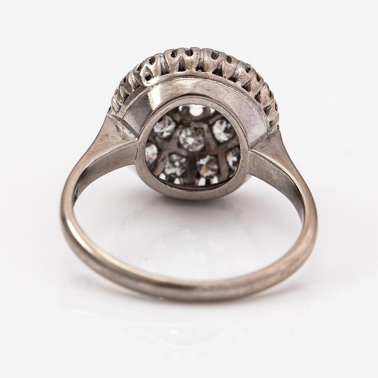 Ring, 18K vitguld och diamanter ca 1.00 ct tot. Hallbergs Guldsmeds Ab, Stockholm 1959.