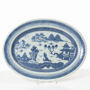 Two serving dishes, China, 19th century.