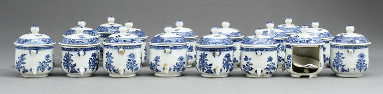 CREMEKOPPAR, 16 st, porslin, Kina, 1700-tal.