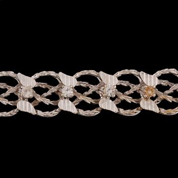 ARMBAND, 18k vitguld med 18 briljantslipade diamanter, tot ca 1,26 ct, Italien. Vikt ca 29,5 gram.