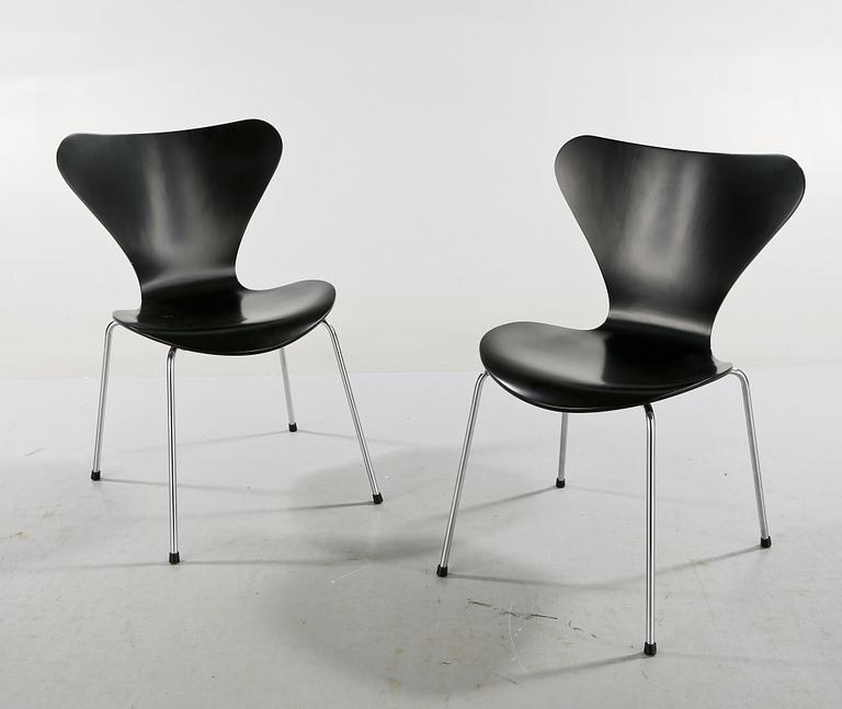 STOLAR, ett par, "Sjuan", Arne Jacobsen, 1988.