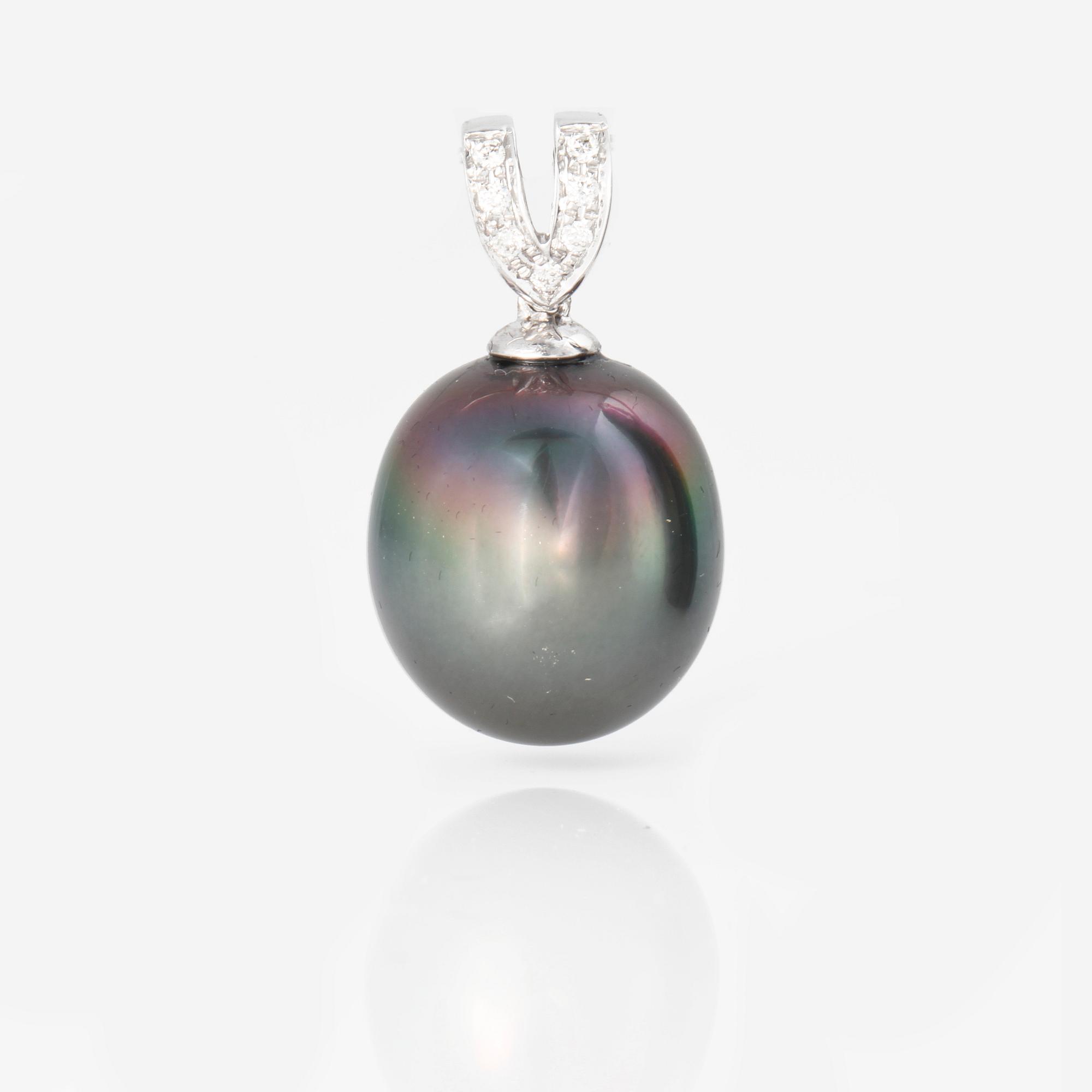 HÄNGE, med odlad Tahitipärla samt 7 briljantslipade diamanter, 0.05 ct.
