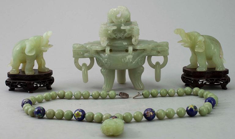 FIGURINER samt HALSBAND, jade, 1900-tal.