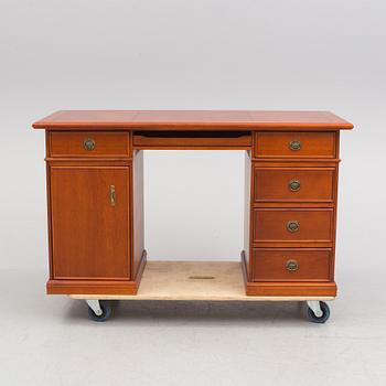 SKRIVBORD samt STOL, engelsk stil, 1970/80-tal.