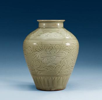 1421. KRUKA, keramik. Tidig Ming dynasti (1368-1644).
