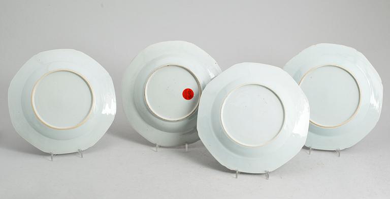 TALLRIKAR, 4 st snarlika, porslin, Kina, Qianlong 1736-1795.