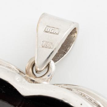Hänge, med hjärtslipad stor granat och briljantslipade diamanter.