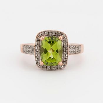 RING med checkerslipad periodot och briljantslipade diamanter.