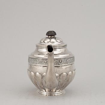 Tekanna, silver, Moskva 1833. Fransk kontrollstämpel.