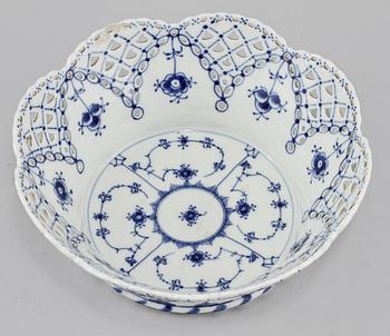 SKÅL, porslin, "Musselmalet", Rotal Copenhagen, 1900-talets andra hälft.