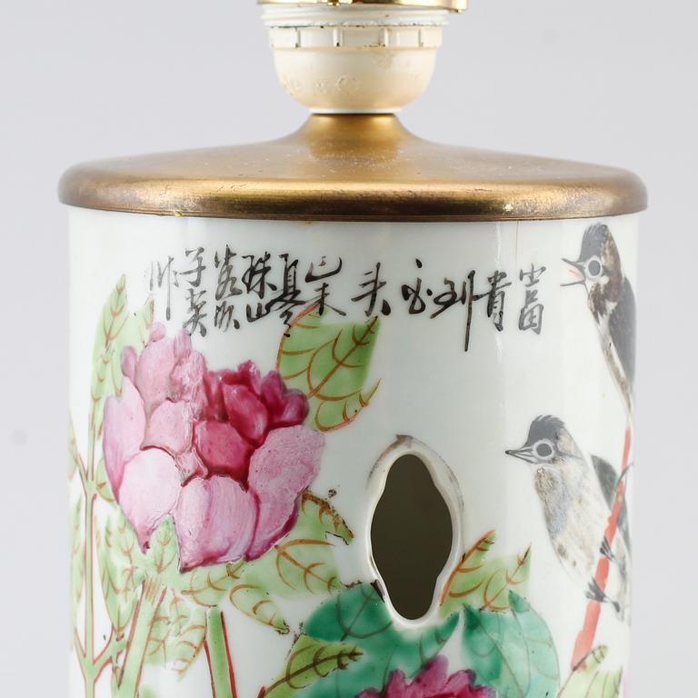BORDSLAMPA, porslin, Kina, 1900-tal.
