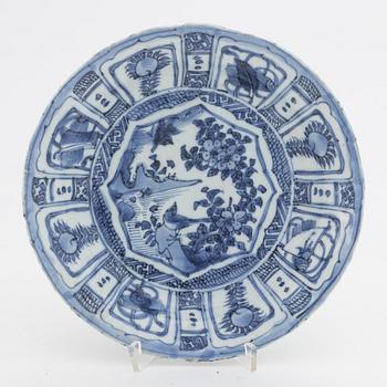 A blue and white dish, Ming dynasty, Wanli (1572-1620).