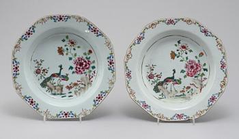 TALLRIKAR, djupa, ett par, porslin, Kina, 1700-tal.