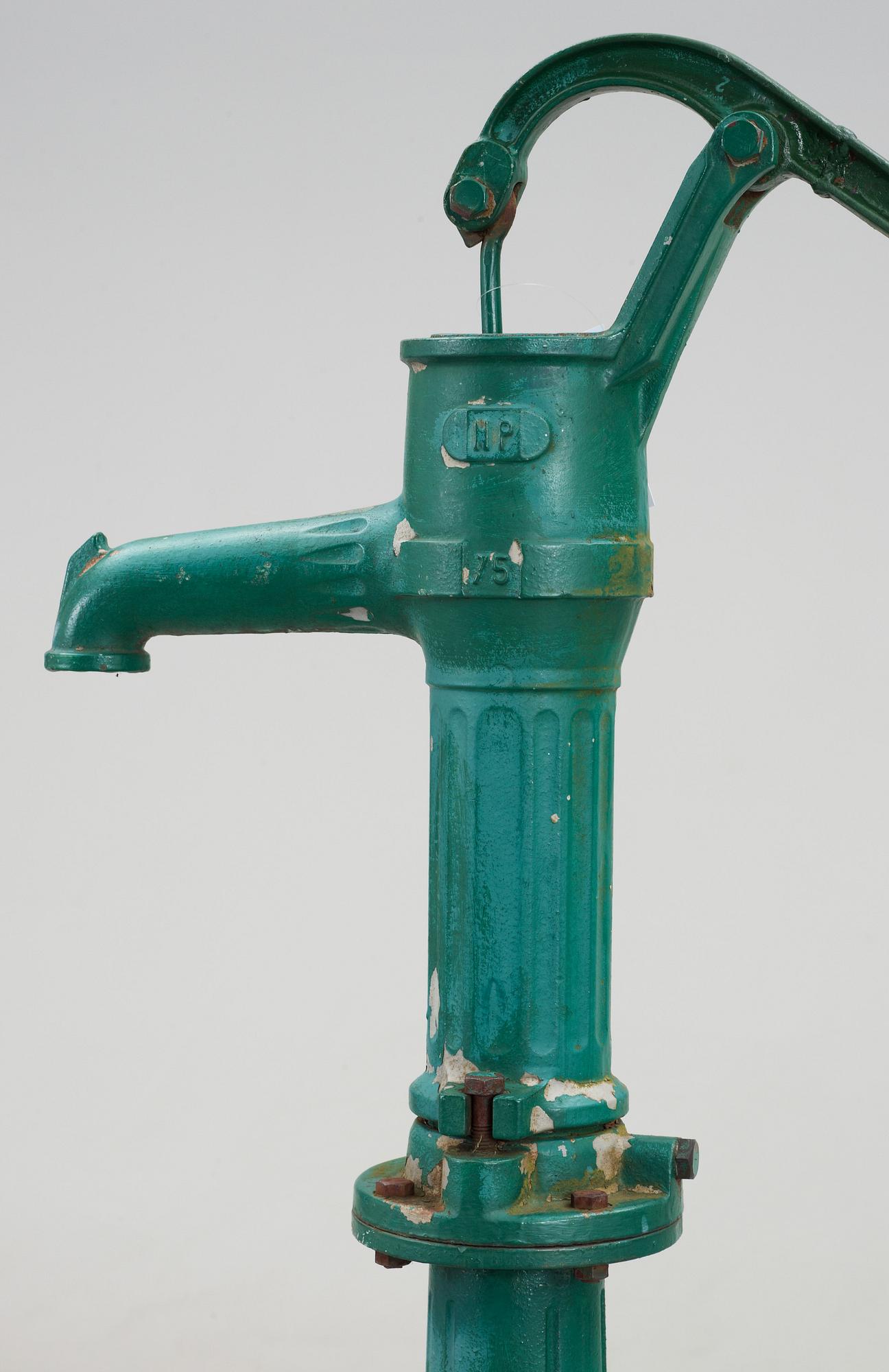 TRÄDGÅRDSPUMP, gjutjärn, 1900-talets första hälft.