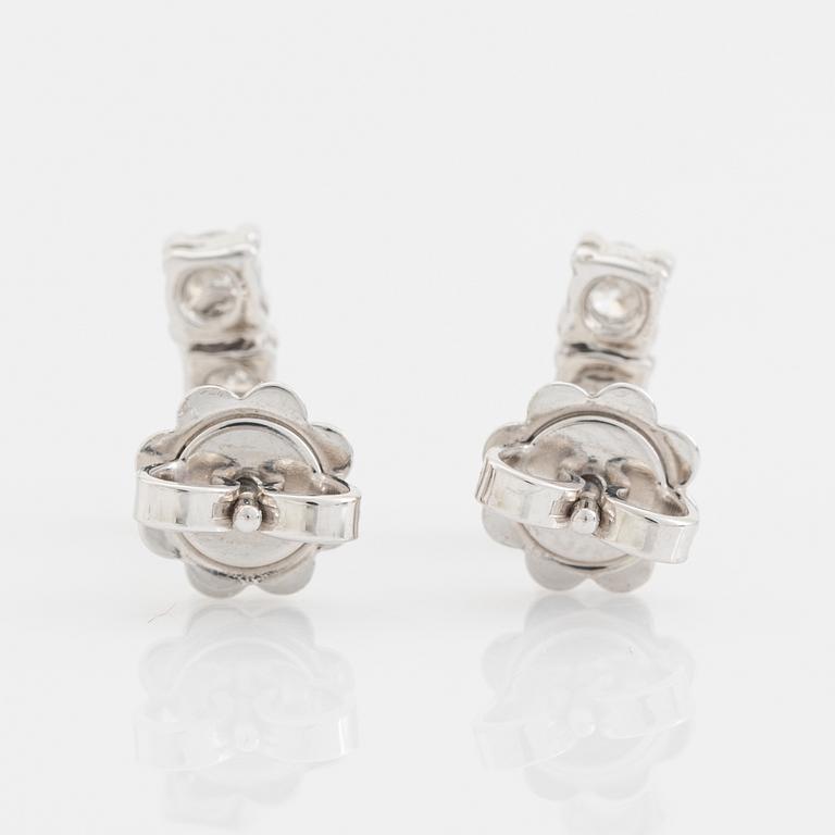 Brilliant cut diamond earrings, total ca 0,52 ct.