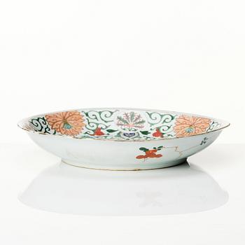 A large Chinese famille verte dish, Qing dynasty, Kangxi (1662-1722).
