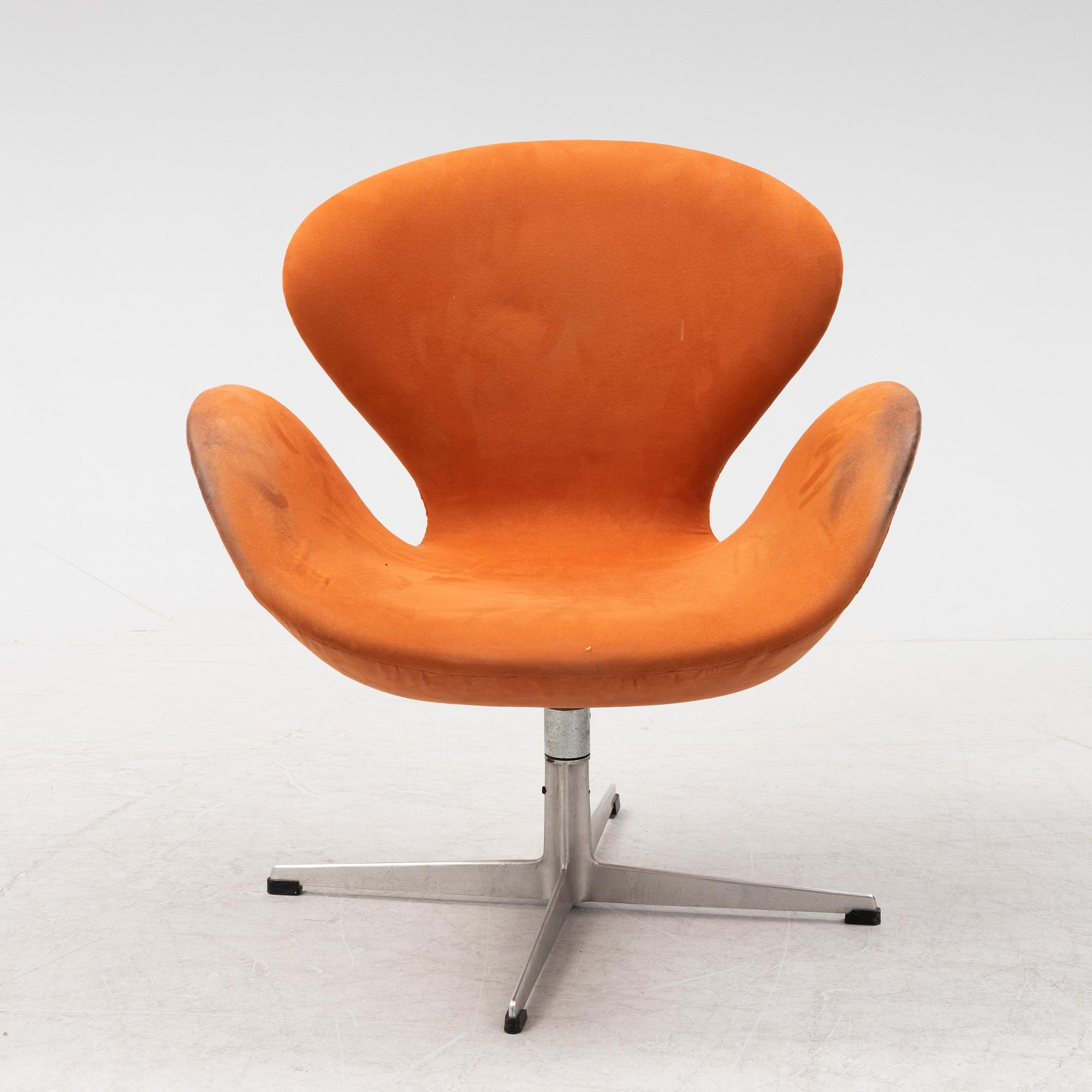 A 'Swan' swivel lounge chair by Arne Jacobsen, designed 1958.
