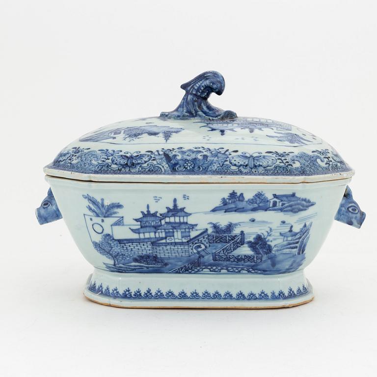 A Chinese porcelain tureen with cover, Qing dynasty, Qianlong (1736-1795).