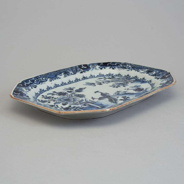 A blue and white porcelain 'double peacock' platter, Qing dynasty, Qianlong (1736-95).