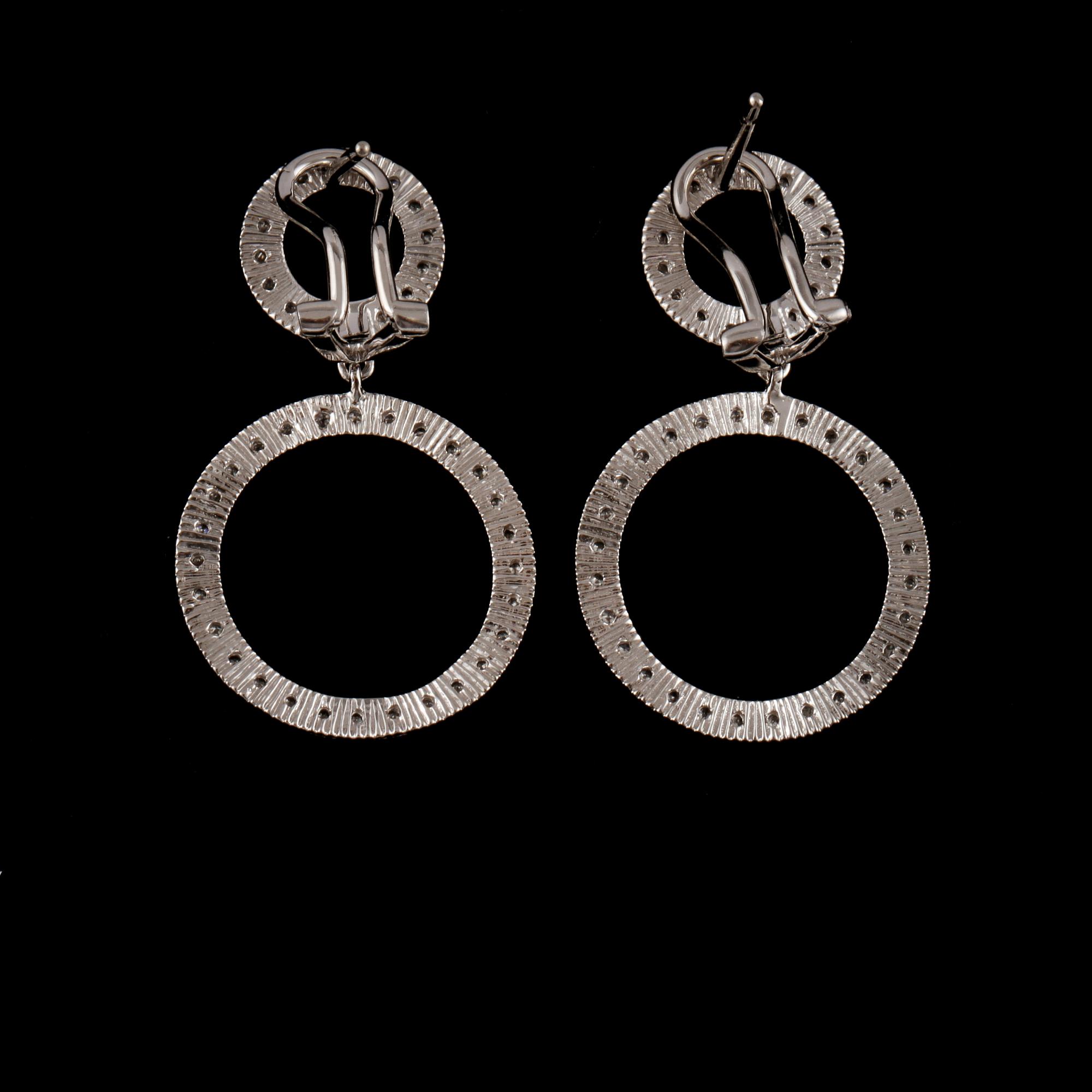 ÖRHÄNGEN, ett par, 14k vitguld med briljantslipade diamanter. Vikt 4 g.