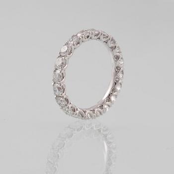 RING, 18K vitguld med 20 briljantslipade diamanter 2.64 ct. Vikt 2,2 gram.
