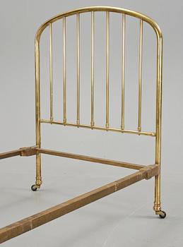 SÄNGAR, 2 st, mässing och bronserad metall, omkr år 1900.