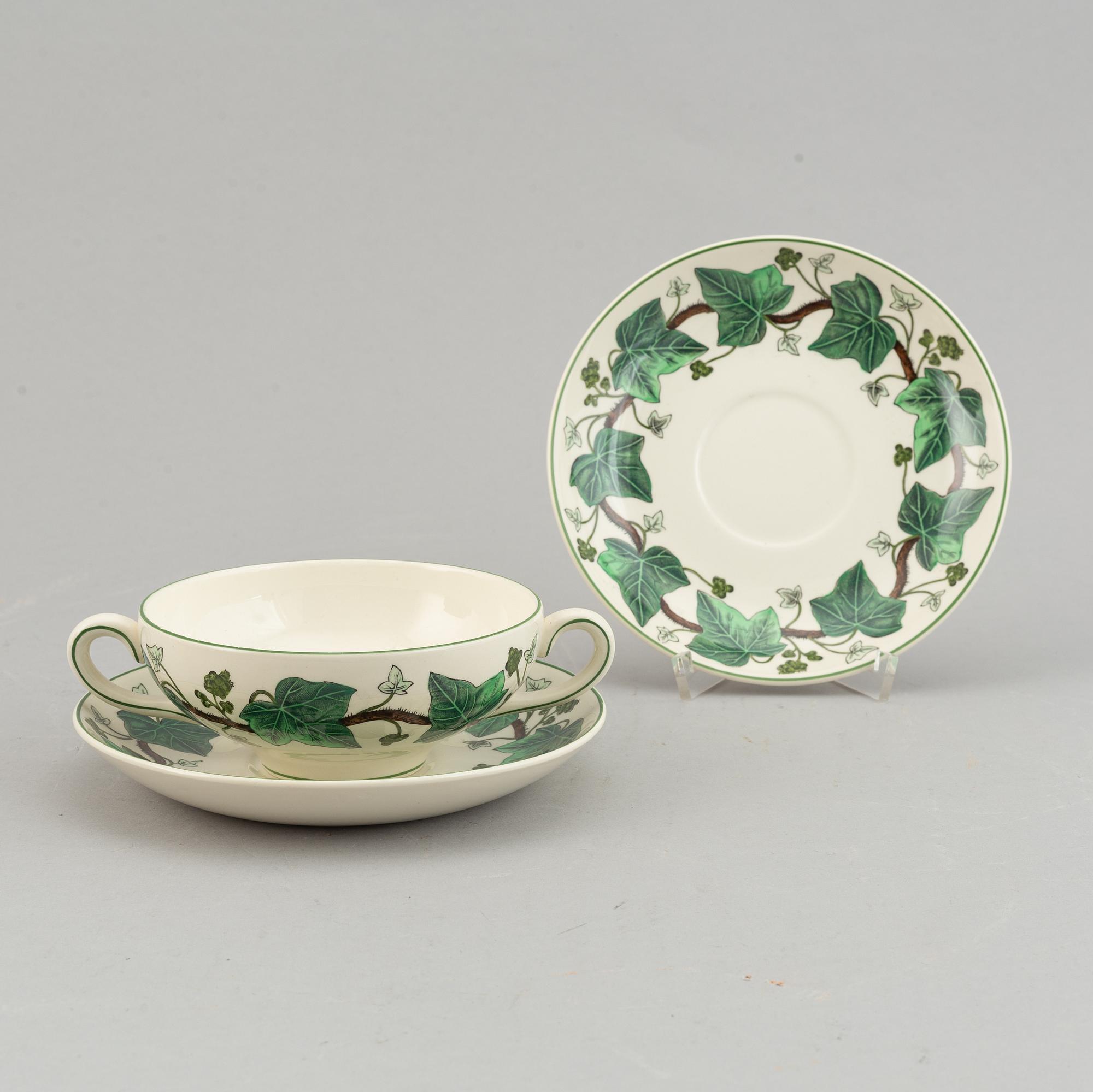 A part 'Napoelon Ivy' dinner and coffee service, Wedgwood, England, second half of the 20th century (53 pieces).