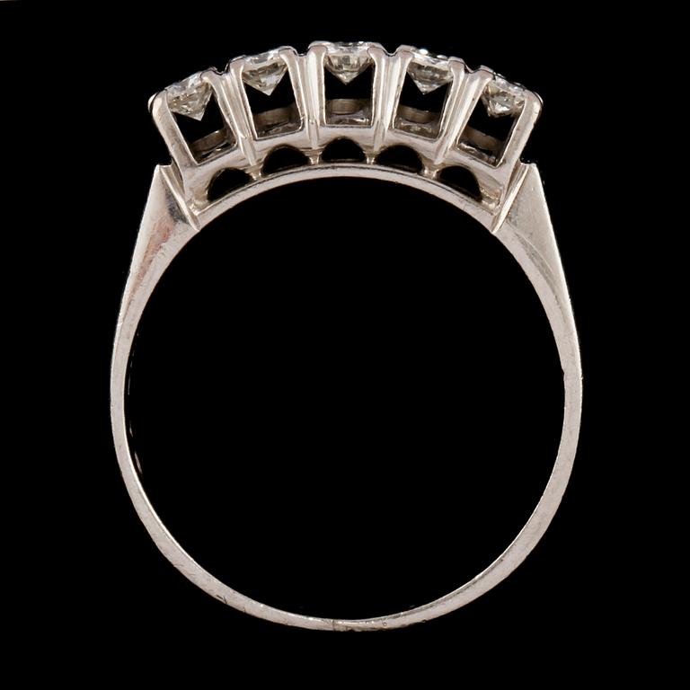 RING, 18k vitguld med 10 briljantslipade diamanter ca 0.6 ct. Vikt 6 g.