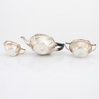 Barker Brothers (Herbert Edward Barker & Frank Ernest Barker), a silver teapot, creamer and sugar bowl, Chester 1924.