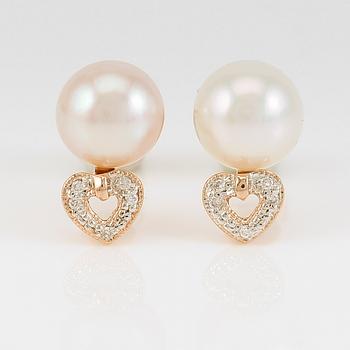 ÖRHÄNGEN, 1 par, 14K guld, odlade pärlor och diamanter.