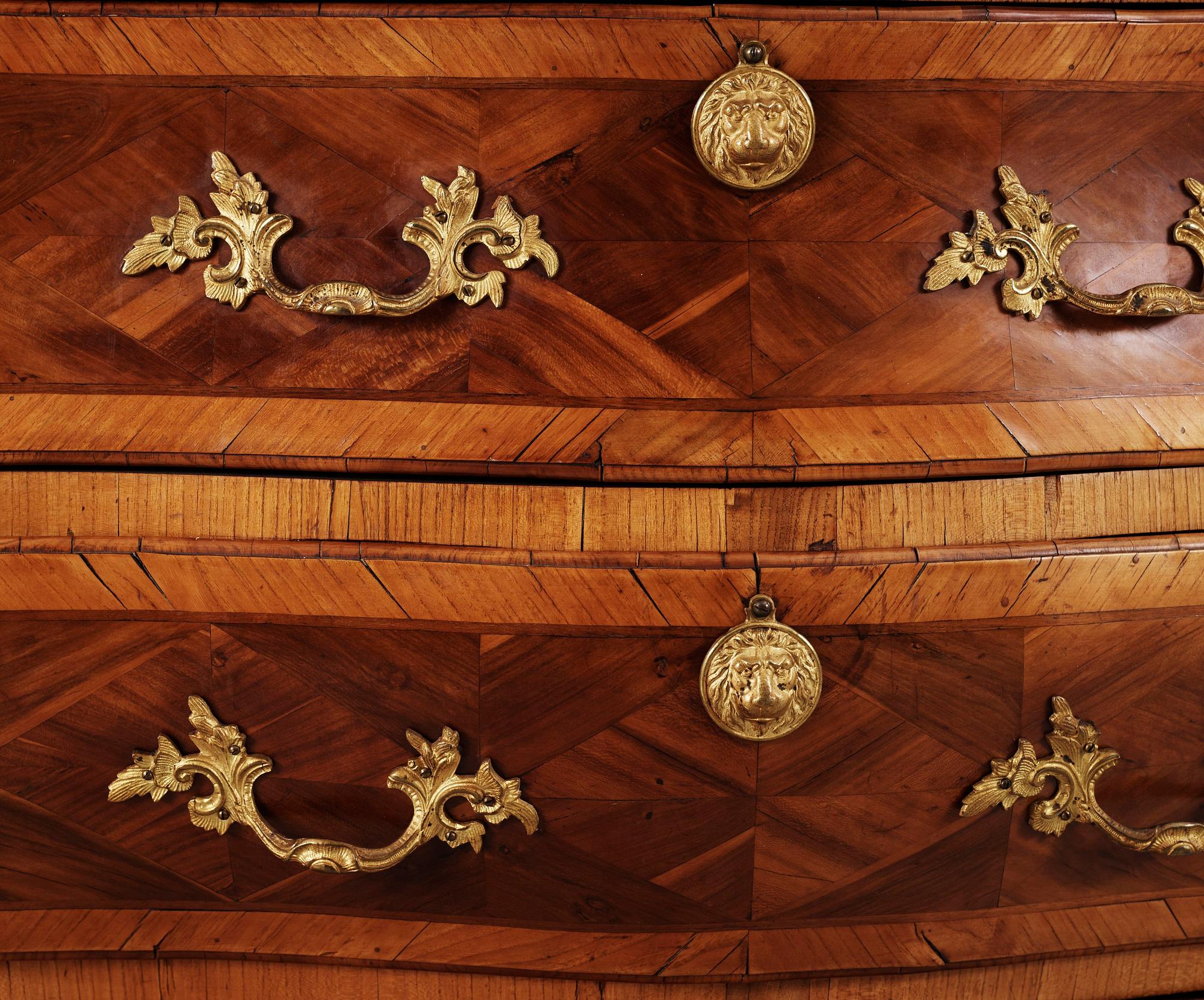 BYRÅ, rokokostil med äldre delar.