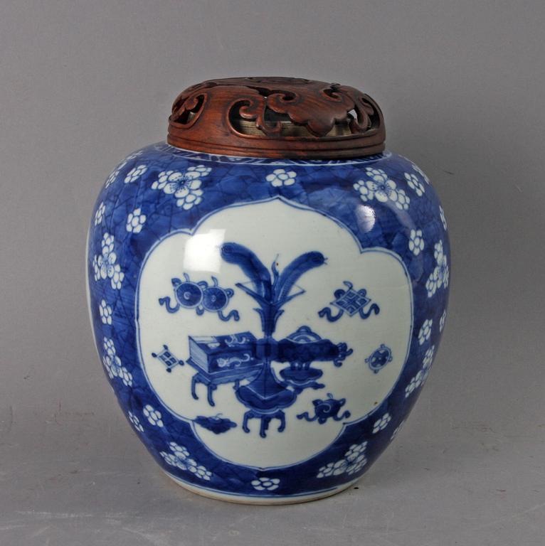 BOJAN, porslin, Kina, Qing dynastin, tidigt 1700-tal.