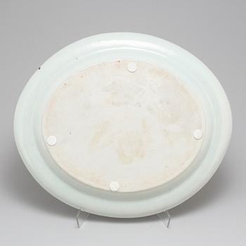 A large 'Fitzhugh pattern' export porcelain serving dish, Qing dynasty, Jiaqing (1796-1820).