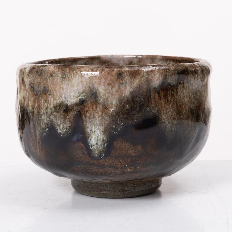 Teskål, 'Chawan' 茶碗, raku-keramik, s.k. 'ohhi ware', Japan, med signerad tomobako 共箱.