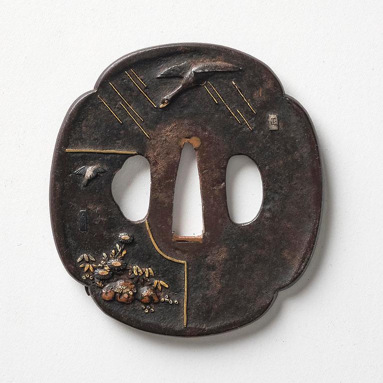 Tsuba, brons. Japan, Edo, signerad.
