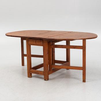 A pinewood gateleg table, 19th Century.