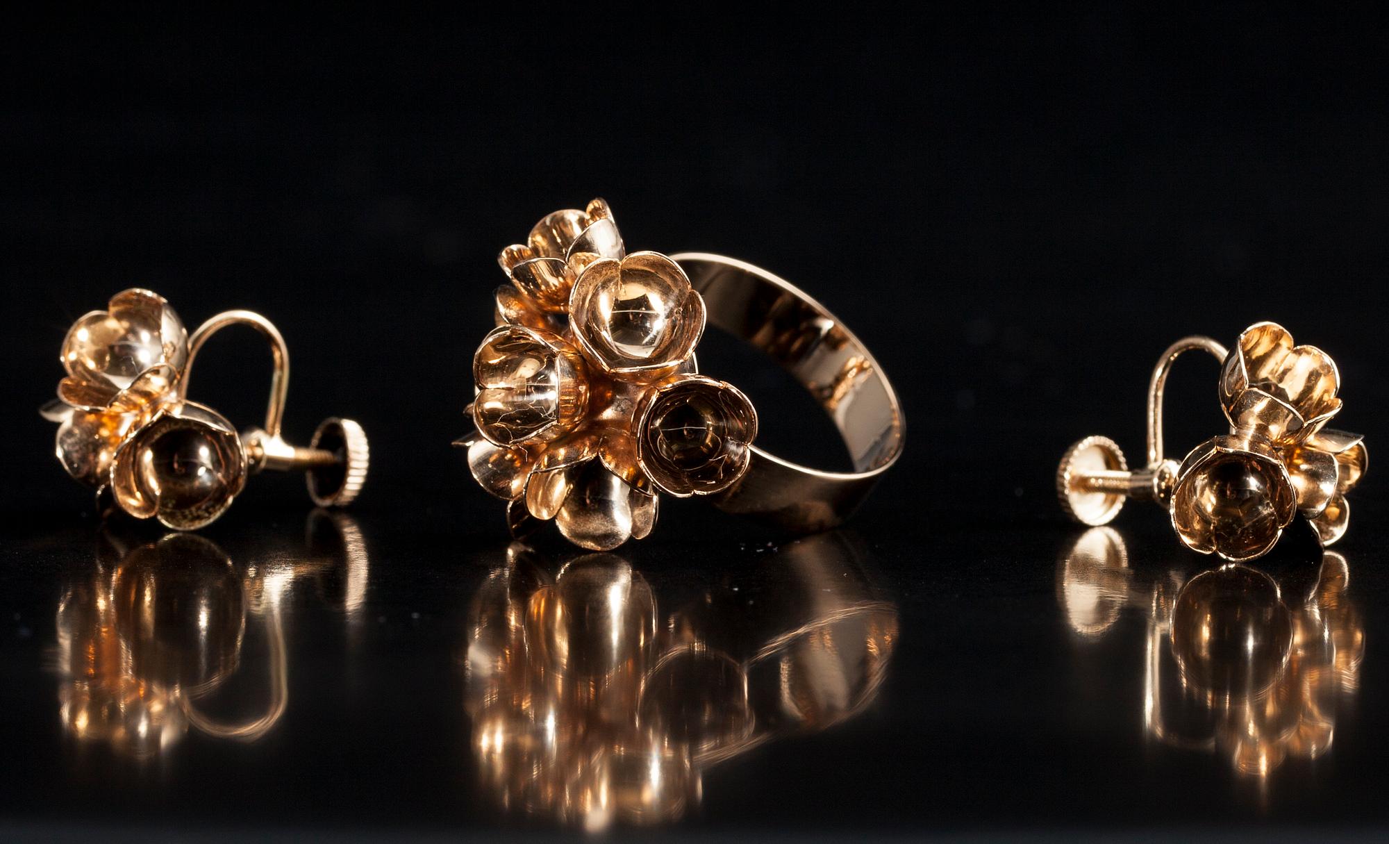 RING,14K guld, Liisa Vitali, N. Westerback 1970, ÖRHÄNGEN, 14K guld Elis Kauppi 1969. Vikt tot. 8,7 g.