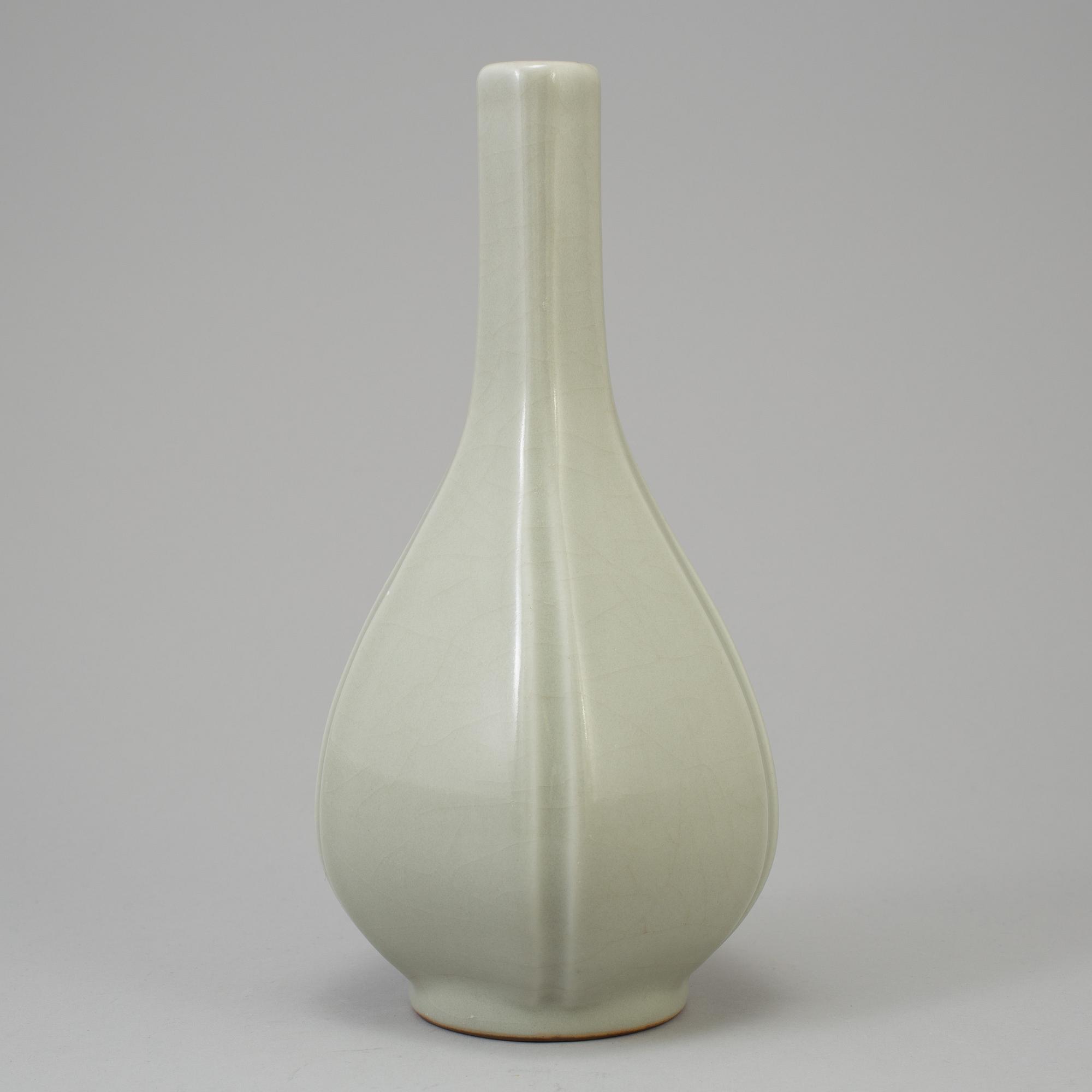 VAS, porslin, Kina, troligen modern tillverkning med Qianlongs märke.