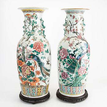 A pair of famille rose vases, late Qing dynasty, circa 1900.