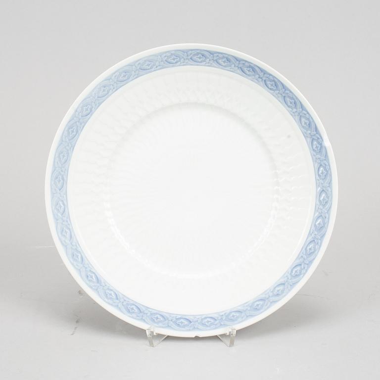 A Royal Copenhagen porcelain service "Blå vifte" by Arnold Krog, 28 pcs, Denmark.