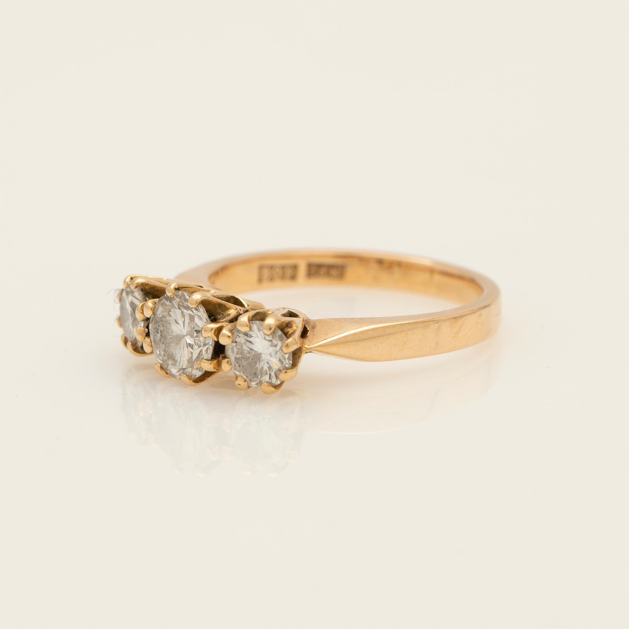 Ring, 18K gold with three brilliant-cut diamonds.