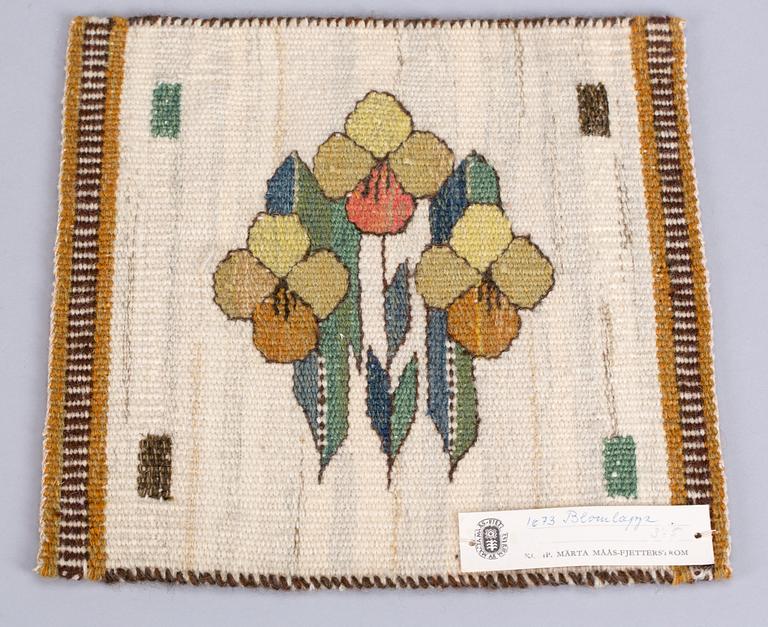 VÄVNAD, gobelängteknik, "Blomlapp", 27 x 26 cm. Signerad AB MMF (AB Märta Måås-Fjetterström).