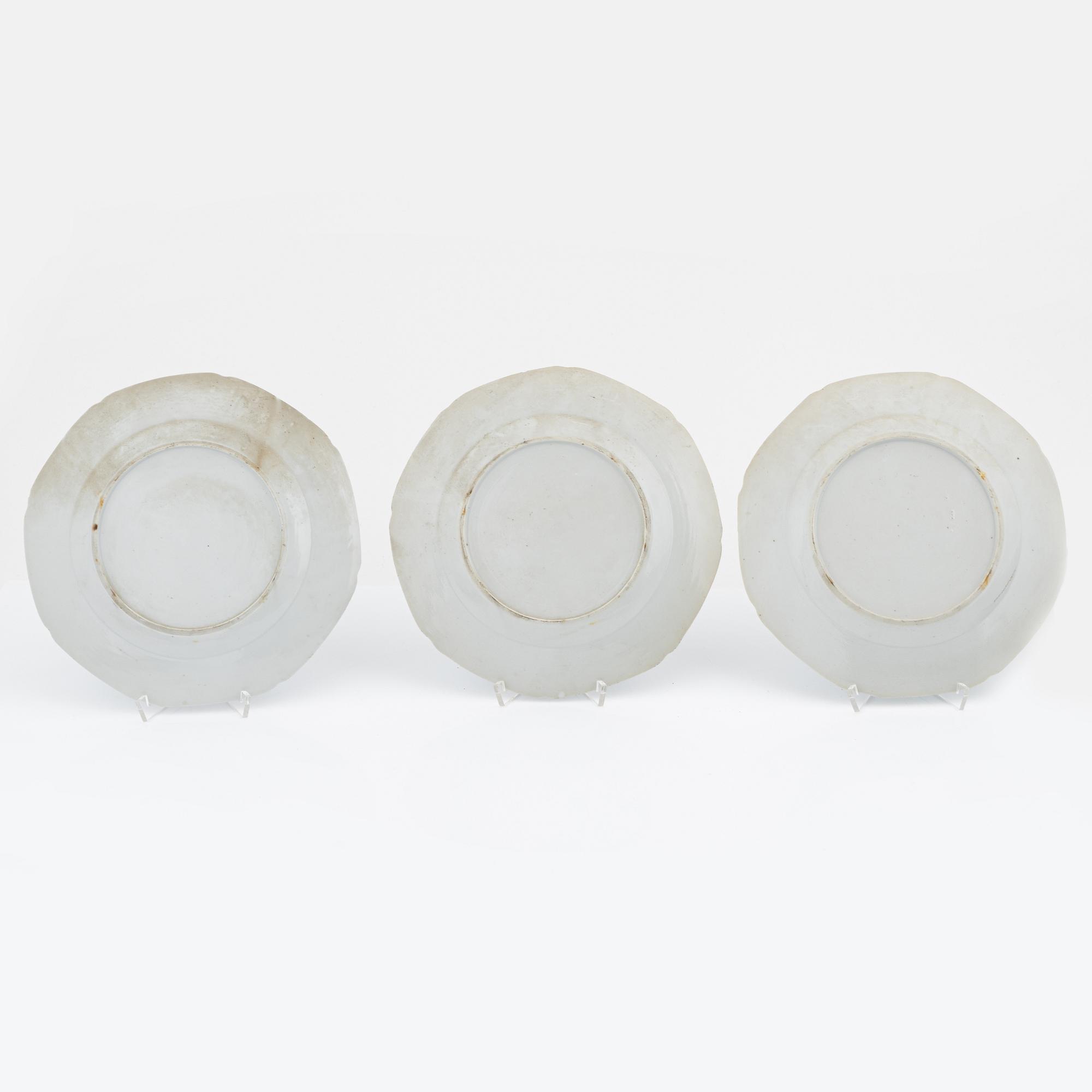 Stekfat, 3 st samt tallrikar, 3 st, kompaniporslin, Kina, Qing dynastin, 1700-1800-tal.