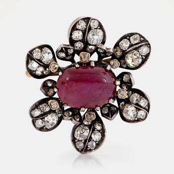 974. A brooch set with a cabochon-cut ruby ca 4.00 cts and old-cut diamonds.