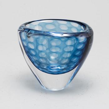 VICKE LINDSTRAND, a glass vase, Kosta Boda.