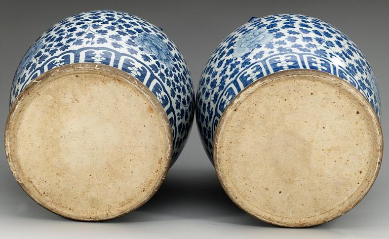 PRAKTURNOR med LOCK, porslin. Qing dynastin, 1800-tal.