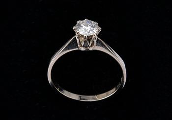 A RING, brilliant cut diamond c. 0.58 ct. Marked RVH, Stockholm 1975. 18K white gold, weight 2,2 g.