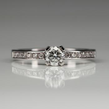 RING, vitguld 14K, med briljantslipade diamanter. Mittstenen 0,40 ct, sidostenarna tot. 0,14 ct. Vikt 3,3 g. Intyg.
