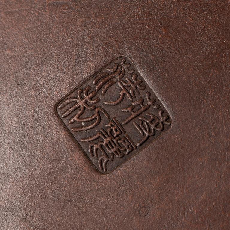 TEKANNOR, porslin samt lergods, 2 st Kina, 1900-tal.