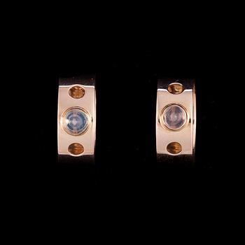 RINGAR, 2 st, guld 14K med rosenkvarts, Elis Kauppi, Kupittaan Kulta, Åbo 1959. Totalvikt 7,3 g.